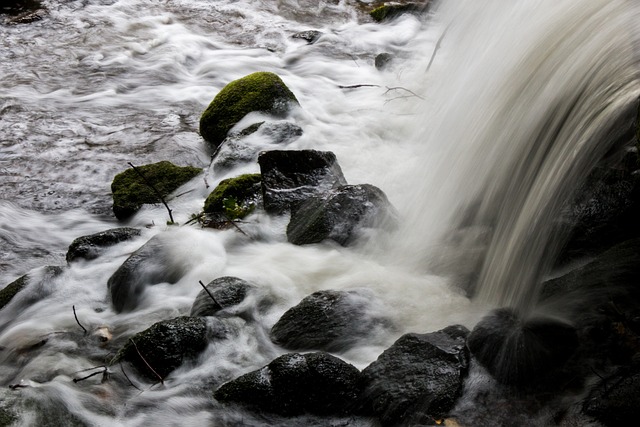 persona escribiendo un correo en un portátil con una libreta de planificación al lado en un entorno de oficina en Madrid