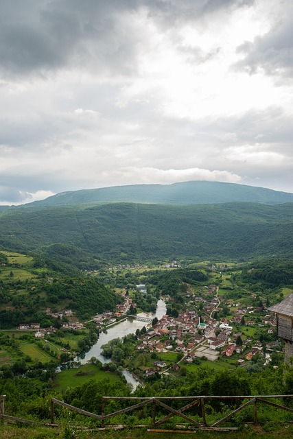 persona organizando objetivos y revisando una lista de hábitos en una mesa de trabajo con luz natural