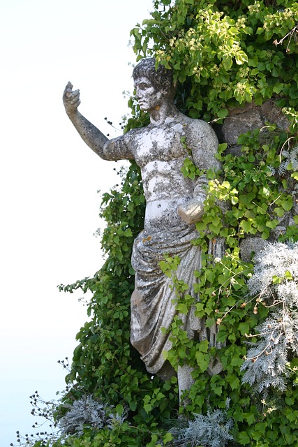 equipo en una sala de reuniones tranquila revisando una planificación semanal con cuadernos y portátil